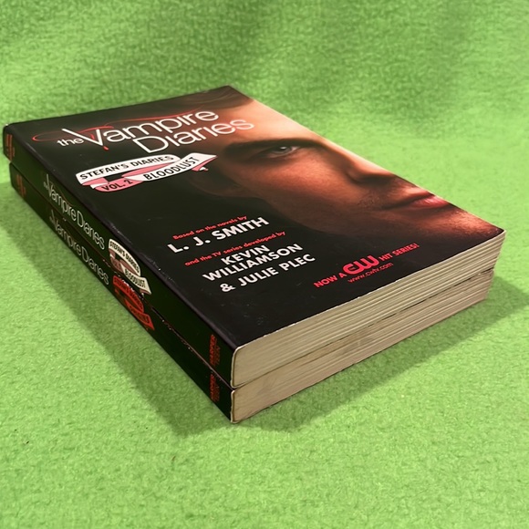 The Vampire Diaries Vol. 1&2 Origins & Bloodlust SC Books - Picture 5 of 6